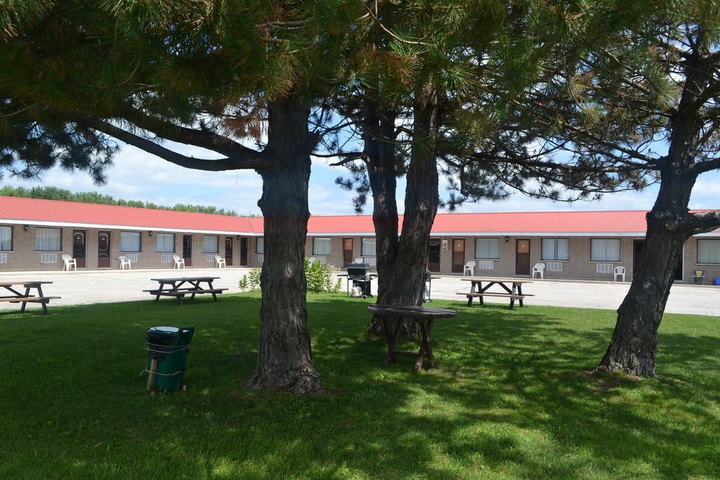 Lighthouse Motel Walkerton Exterior photo